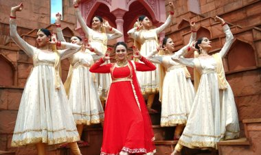 अमृता खानविलकरचा पहिलंवहिलं गाणं 'गणराज गजानन' भाविकांच्या भेटीला