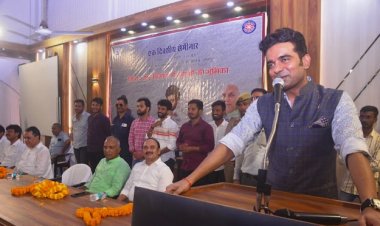 Jaunpur: अन्तर्राष्ट्रीय लोकतांत्रिक दिवस के अवसर पर देश के निर्माण में युवाओं की भूमिका को लेकर सेमिनार