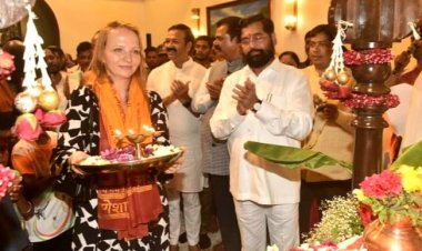 विदेशी मेहमानों ने जब सीएम एकनाथ शिंदे के निवास पर गाया "गणपती बाप्पा मोरया"