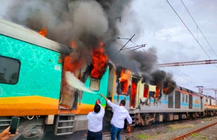 Humsafar Express के दो डिब्बों में आग से हड़कंप: सभी यात्री सुरक्षित