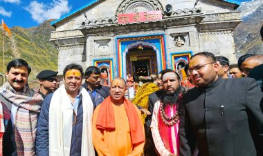 उत्तराखंड दौरे के तीसरे दिन सीएम योगी आदित्यनाथ ने आज बाबा केदारनाथ के दरबार में लगाई हाजिरी 
