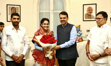 उप-मुख्यमंत्री देवेंद्र फडणवीस ने एशियन गेम्स की पदक विजेता धावक ऐश्वर्या मिश्रा को किया सम्मानित ...