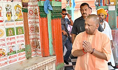CM Yogi Adityanath ने अयोध्या में  किया श्री रामलला का दर्शन-पूजन , हनुमान गढ़ी में भी की पूजा-अर्चना