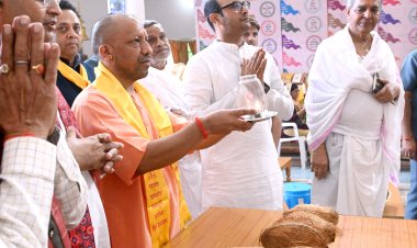 CM Yogi Adityanath ने शारदीय नवरात्रि की अष्टमी तिथि पर देवकाली मंदिर में किया दर्शन-पूजन...