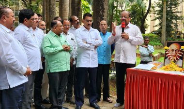 लौह पुरुष सरदार वल्लभभाई पटेल की जयंती पर सांसद गोपाल शेट्टी ने उनकी प्रतिमा पर पुष्पांजलि अर्पित कर दी श्रद्धांजलि