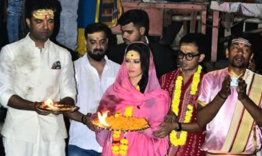 वाराणसी की गंगा आरती में शामिल हुईं सनी लियोनी ....