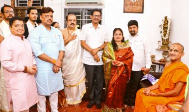 पेजावर मठ के मठाधीश श्री विश्वप्रसन्ना तीर्थ स्वामीजी कुर्ला पहुंचे : भक्तों ने किया दर्शन, लिया आशीर्वाद