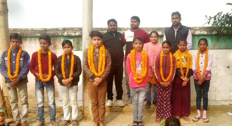 Jaunpur : प्राथमिक विद्यालय के होनहार विद्यार्थियों का  सम्मान किया गया