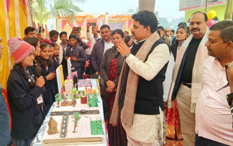 जौनपुर के उमा बैजंती पब्लिक स्कूल में विज्ञान प्रदर्शनी का  आयोजन ...
