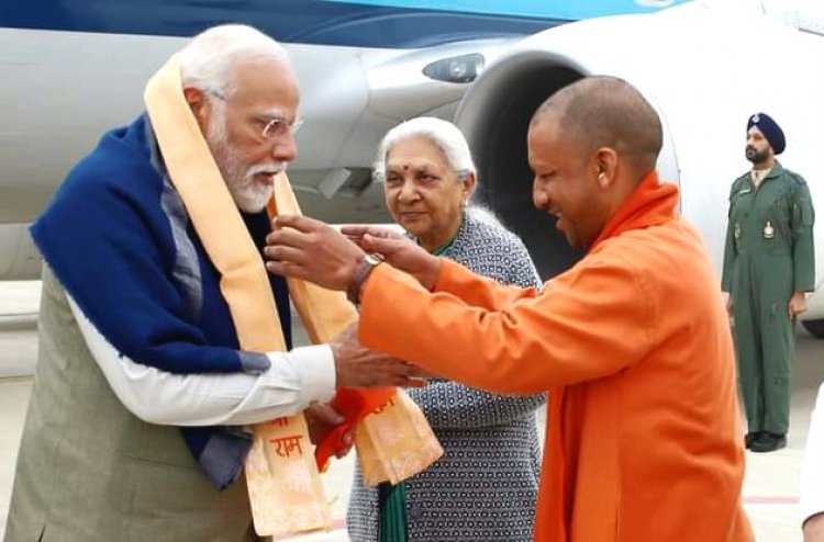 PM Narendra Modi अयोध्या धाम पहुँचे : मुख्यमंत्री योगी आदित्यनाथ ने एयरपोर्ट पर किया स्वागत