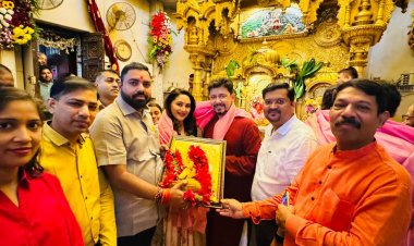 श्री सिद्धिविनायक मंदिर में श्री की दिव्य मूर्ति का दर्शन करने सपरिवार पहुंची अभिनेत्री  माधुरी दीक्षित नेने