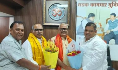 धड़क कामगार यूनियन नेता अभिजीत राणे को पूर्व नगरसेवक कमलेश यादव ने किया सम्मानित