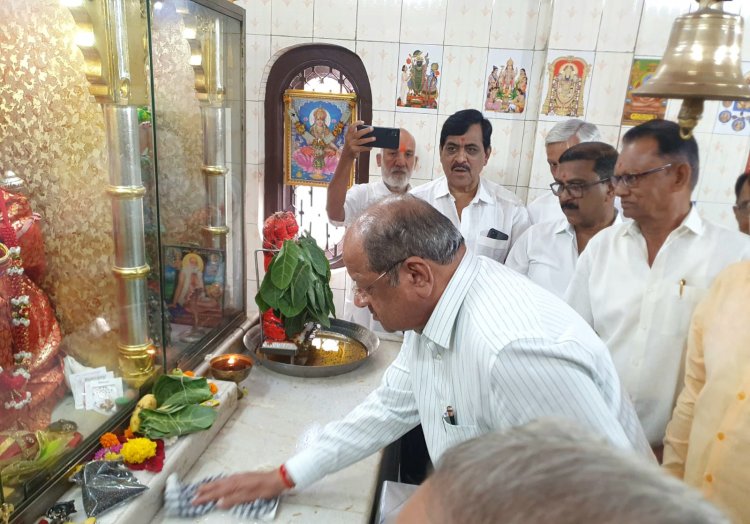 दहिसर के मंदिरों में सांसद गोपाल शेट्टी और अन्य रामभक्तों का "स्वच्छता अभियान"