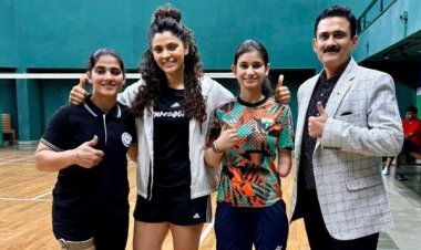 सैयामी खेर ने पैरा एथलीट चैंपियन पलक कोहली के साथ खेला फ्रेंडली बैडमिंटन मैच