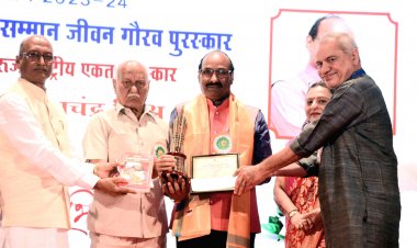 कवि सुरेश मिश्र को मिला "साने गुरुजी राष्ट्रीय एकता जीवन गौरव पुरस्कार"