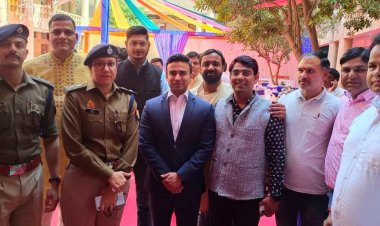 ग्रेटर नोएडा प्रेस क्लब में प्री-होली सेलिब्रेशन : फूलों से खेली गई होली ...