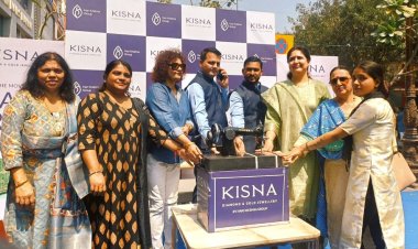 किसना ज्वेलरी के उद्घाटन अवसर पर जरूरतमंद महिलाओं में सिलाई मशीन का वितरण...