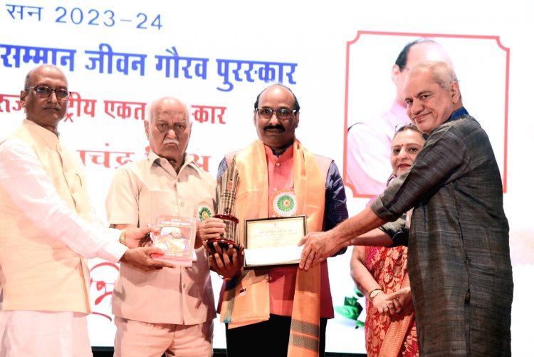 कवि सुरेश मिश्र को मिला "साने गुरुजी राष्ट्रीय एकता जीवन गौरव पुरस्कार"