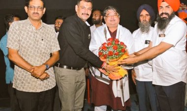 फ़िल्म "स्वातंत्र्य वीर सावरकर" देख भावुक हुए देशभक्त दर्शक