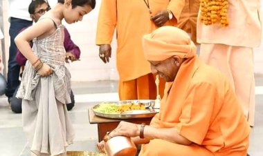 CM Yogi Aditynath ने श्री राम नवमी' के अवसर पर गोरक्षनाथ मंदिर में कन्याओं का पूजन किया