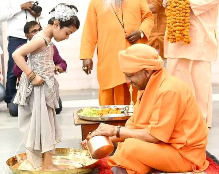 CM Yogi Aditynath ने श्री राम नवमी' के अवसर पर गोरक्षनाथ मंदिर में कन्याओं का पूजन किया