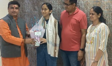 CBSC बोर्ड की दसवीं की परीक्षा में ठाणे जिले की टॉपर रही हिमाक्षी दुग्गड का भाजपा प्रवक्ता शैलेश पांडे ने किया सत्कार