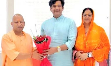 Gorakhpur साँसद रविकिशन ने उत्तर प्रदेश के मुख्यमंत्री योगी आदित्यनाथ से की सदिक्षा भेंट 