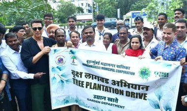 MyBmc की पौधारोपण मुहिम : एक्टर अक्षय कुमार और मनपा आयुक्त ने बांद्रा में किया पौधारोपण