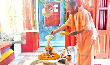 श्रावण मास के प्रथम सोमवार को योगी आदित्यनाथ ने गोरखनाथ मन्दिर में किया दर्शन-पूजन