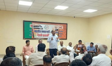 रेल उपयोगकर्ता परामर्श समिति के सदस्यों की बैठक को पूर्व सांसद गोपाल शेट्टी ने किया संबोधित