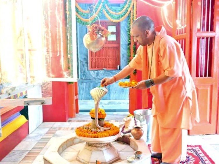 श्रावण मास के प्रथम सोमवार को योगी आदित्यनाथ ने गोरखनाथ मन्दिर में किया दर्शन-पूजन