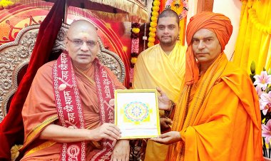 जगतगुरु शंकराचार्य स्वामी श्री प्रज्ञानानंद सरस्वती जी का योगीराज भारतभूषण ने लिया आशीर्वाद