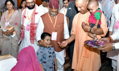 CM योगी ने बहराइच में मानव-वन्यजीव संघर्ष से प्रभावित परिवार वालों से की मुलाकात, घायलों का जाना हालचाल