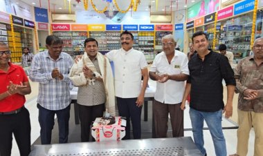 वागड़ एकता ग्रुप के रमणिक भाई सतरा को बोरीवली के व्यापारियों ने किया सम्मानित