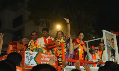 महायुती प्रत्याशी मनीषा ताई चौधरी के प्रचार रथ पर सवार दिग्गजों ने उन्हें जिताने की अपील की