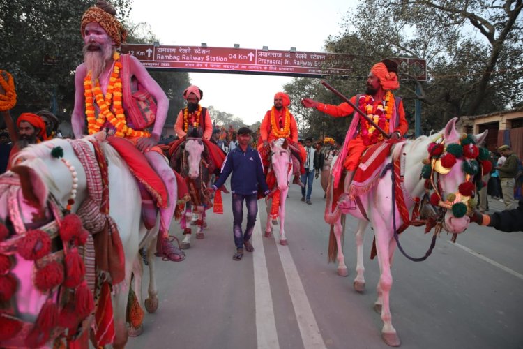 Mahakumbh 2025 : श्री पंचदशनाम आवाहन अखाड़े का पूरी भव्यता,राजसी अंदाज और विशिष्ट संदेश के साथ महाकुम्भ नगर में हुआ प्रवेश