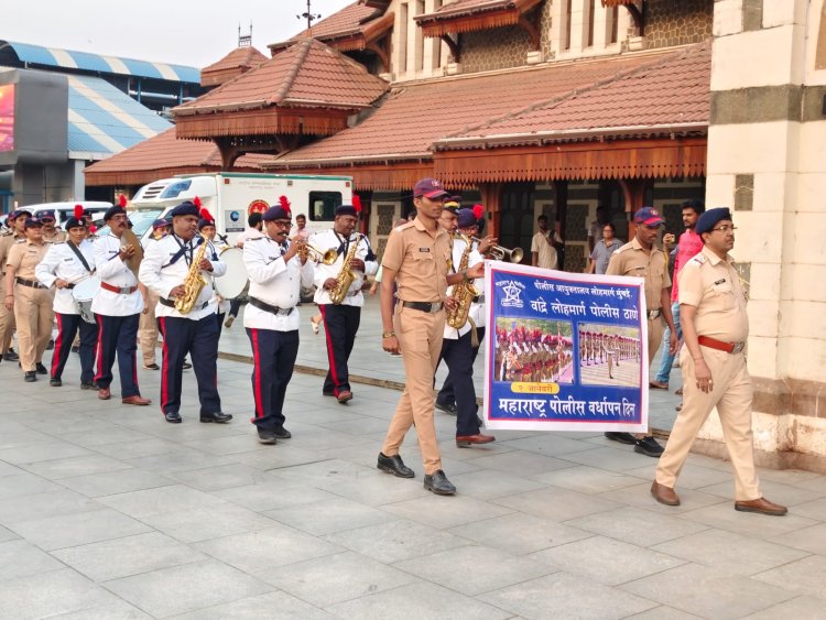 महाराष्ट्र पुलिस स्थापना दिवस पर बांद्रा रेलवे पुलिस के आयोजन में पुलिस बैंड ने जब बजाया "सारे जहां से अच्छा...."