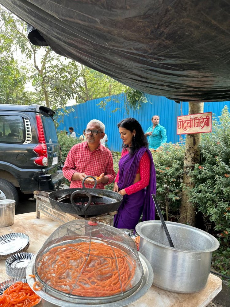 अभिनेत्री अश्विनी चवरे हिने ‘जिलबी’ चित्रपटाच्या सेटवर बनवली जिलेबी