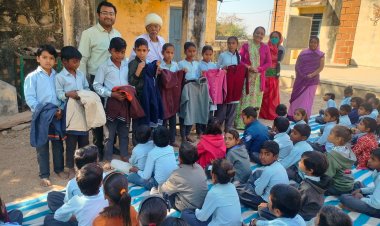 सिरोही के पाडीव में छात्र-छात्राओं को भामाशाह ने बांटे स्वेटर , खिले बच्चों के चेहरे