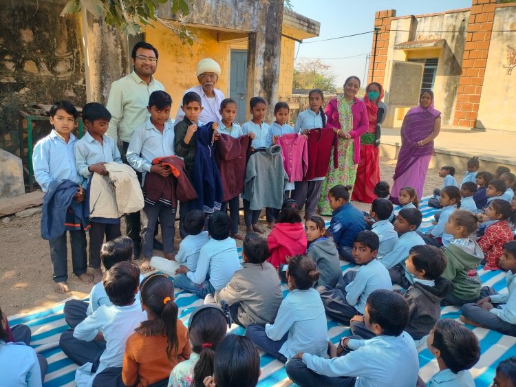 सिरोही के पाडीव में छात्र-छात्राओं को भामाशाह ने बांटे स्वेटर , खिले बच्चों के चेहरे