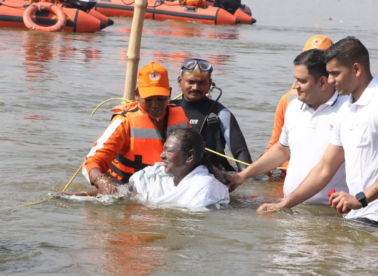 Mahakumbh 2025: महामहिम राष्ट्रपति ने भी लगाई आस्था की डुबकी , दिया एकता और सामाजिक समरसता का संदेश