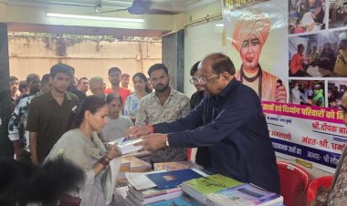 कांदिवली में जरूरतमंद विद्यार्थियों में मुफ्त नोटबुक वितरित करने के लिए हुआ विशेष आयोजन