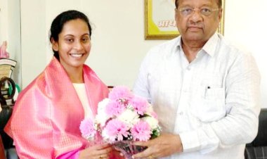 फार्मेसी के क्षेत्र की स्वर्ण पदक विजेता मुग्धा शिंदे को पूर्व सांसद गोपाल शेट्टी ने किया सम्मानित