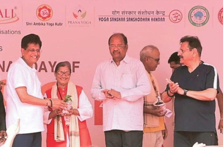 पोईसर जिमखाना में पूर्व सांसद गोपाल शेट्टी संग सैकड़ों नागरिकों ने किया योगाभ्यास