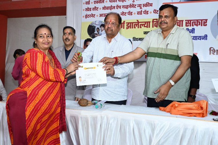 विभिन्न कम्प्यूटर कोर्स पूरा करनेवाले छात्रों को पूर्व सांसद गोपाल शेट्टी ने प्रदान किया प्रमाण-पत्र