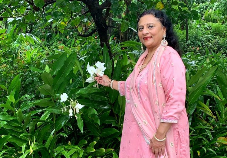 कविता : मैं प्रकृति की ऋणी हूँ 