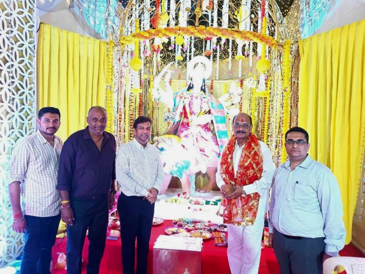 एस्टी सोशल एंड वेलफेयर एसोसिएशन" आयोजित नवरात्रोत्सव में माता की भव्य प्रतिमा का दर्शन करने पहुंचे अनेक गणमान्य नागरिक