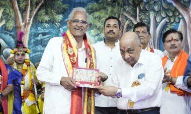 बोरीवली में रामलीला के मंच पर समाजसेवी अजयराज पुरोहित का हुआ भव्य सत्कार