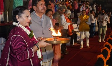 देव दीपावली विशेष : महाराष्ट्र के केबिनेट मंत्री मंगल प्रभात लोढ़ा ने सपत्नीक जाकर बाणगंगा घाट पर की आरती 