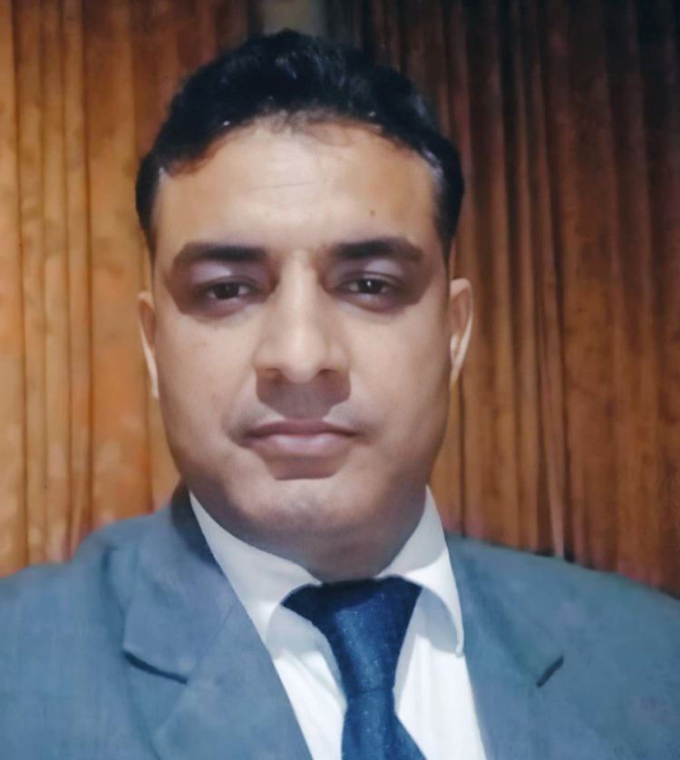 कविता : फिर निकल पड़ा घर से !